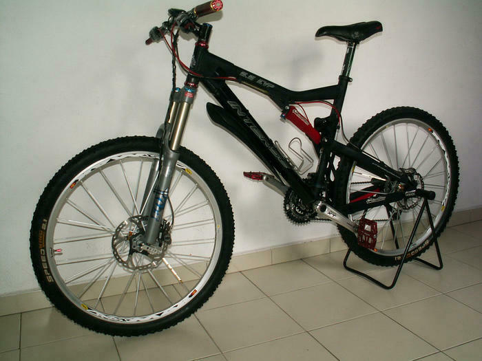 Intense Dirt Jumper BMX Bike with Shimano XT, Mavic wheels and XT brakes