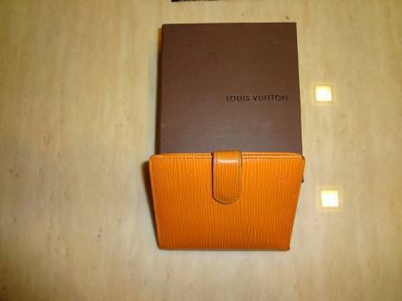 LV Ladies Compact EP Purse - Like New