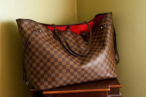 WTS Lv Neverfull Bag 300!