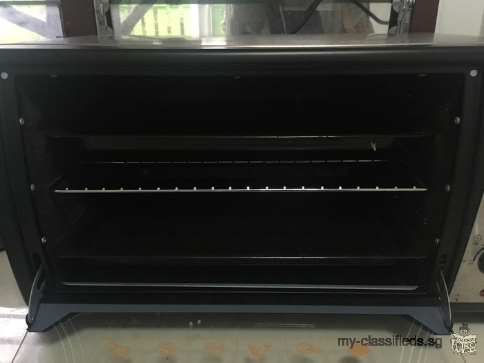 Selling 2 month old oven (HOUSE WORTH)